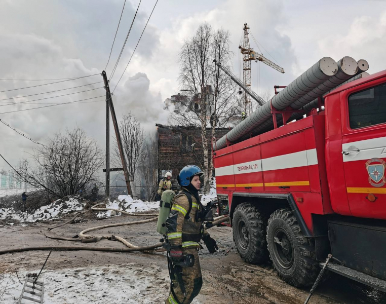 Баню тушили в Мурманской области Пожарные