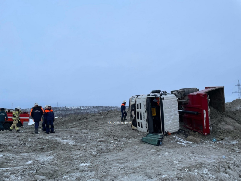 Большегруз опрокинулся в аварии в Мурманской области Большегруз