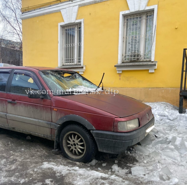 В Мурманске глыба льда разбила припаркованный автомобиль Машина