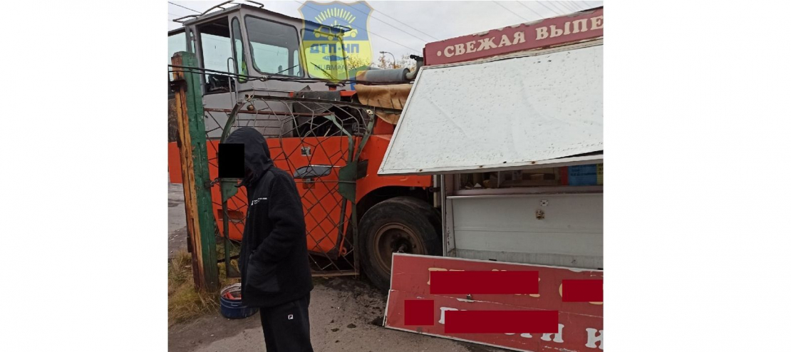 Дорожные рабочие въехали в ларек с чебуреками в Мурманске ДТП