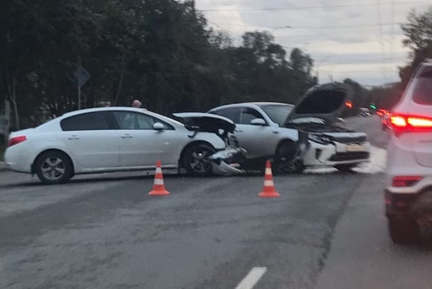 В Мурманске в ДТП серьезно повредились 2 автомобиля Авария