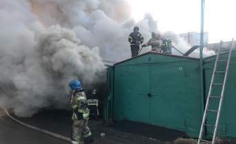 Гараж уничтожило огнем в Мурманске Пожар