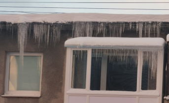 Во дворе в центре Мурманска обнаружили огромные сосульки Сосульки