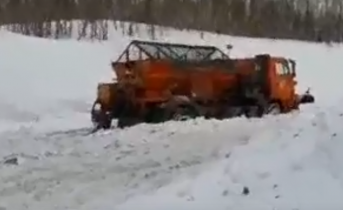 Снегоуборочная техника в Мурманской области попала в снежную ловушку Снегоуборочная техника