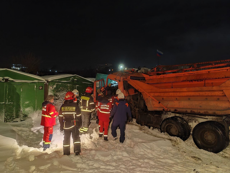 Автомобиль улетел в овраг в Мурманске. Человек погиб Авария