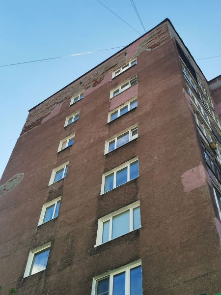 «На голову может прилететь». Северян напугало состояние здания в Мурманске Фасад здания