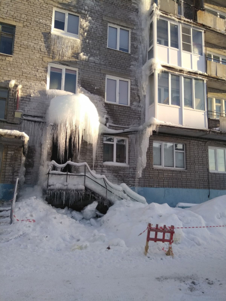 Огромная глыба на подъезде в Мурманской области Глыба