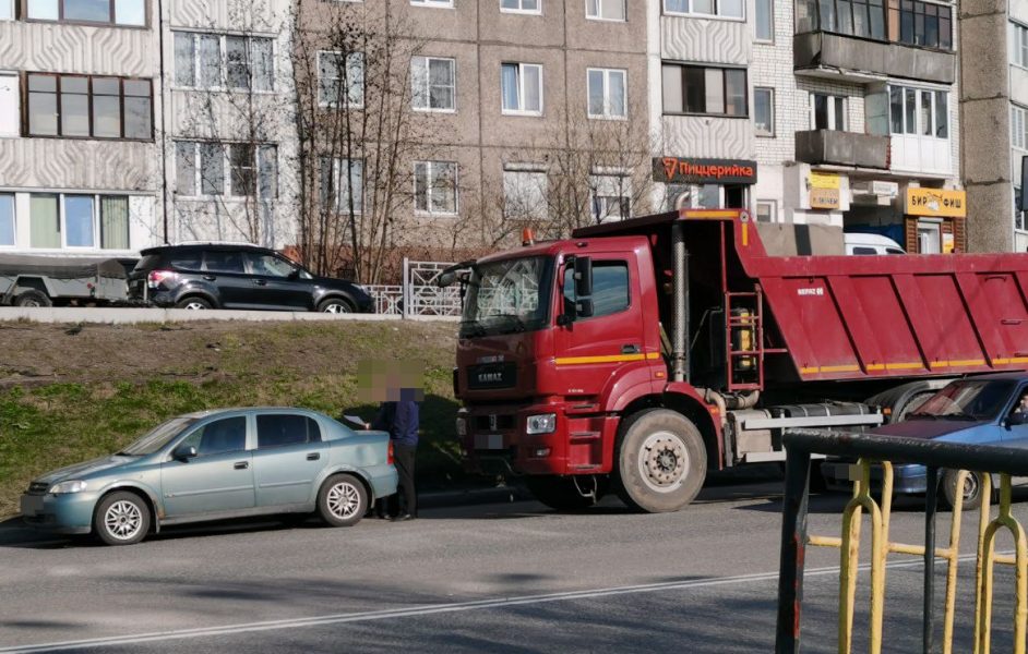 Водители застряли в большой пробке из-за аварии с большегрузом в Мурманске Авария