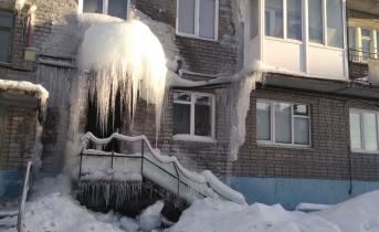 Огромная глыба на подъезде в Мурманской области Глыба