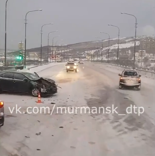 Последствия аварии в районе Кольского моста в Мурманске попали на видео ДТП