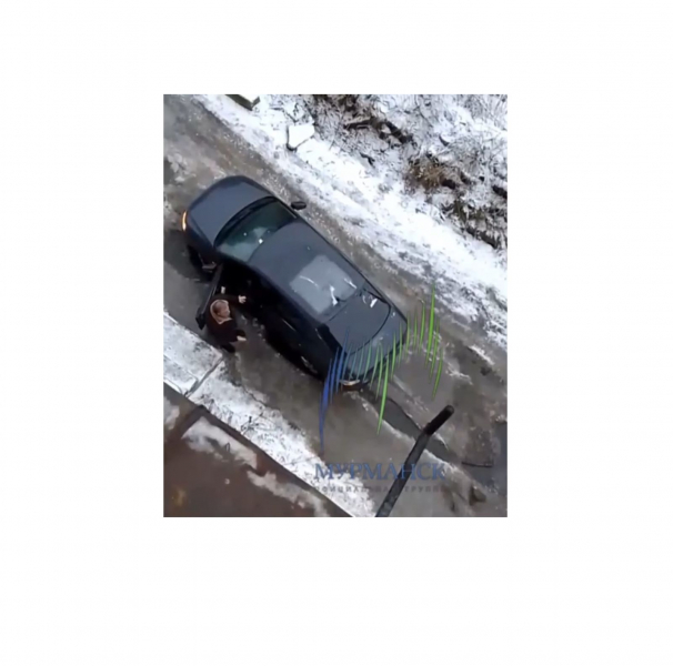 Водитель попал в ловушку в мурманском дворе Автомобиль