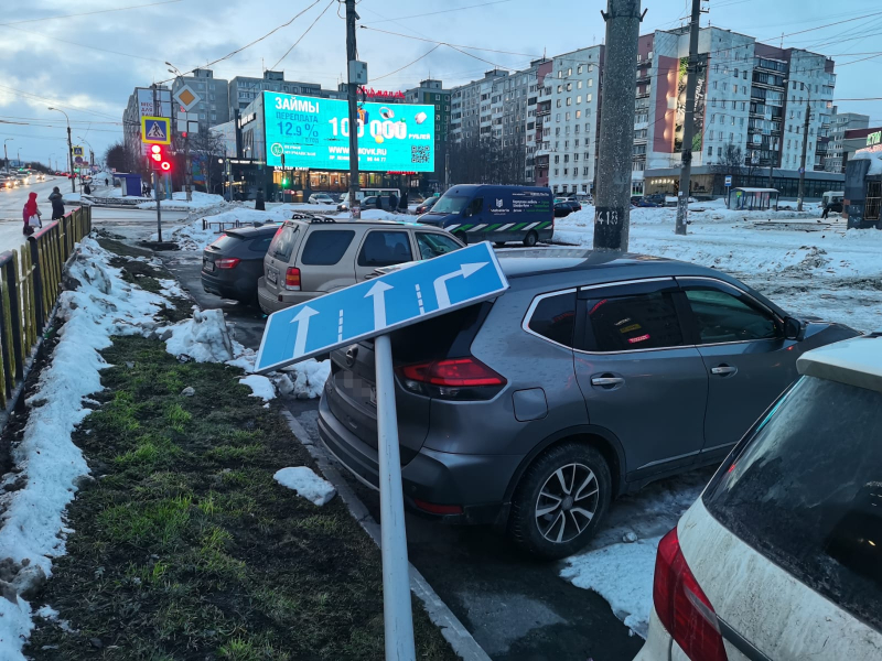 Ураганный ветер снес дорожный знак на припаркованный автомобиль в Мурманске Дорожный знак