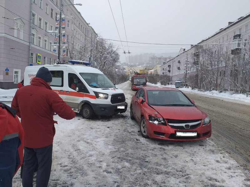 В центре Мурманска столкнулись скорая и автомобиль ДТП
