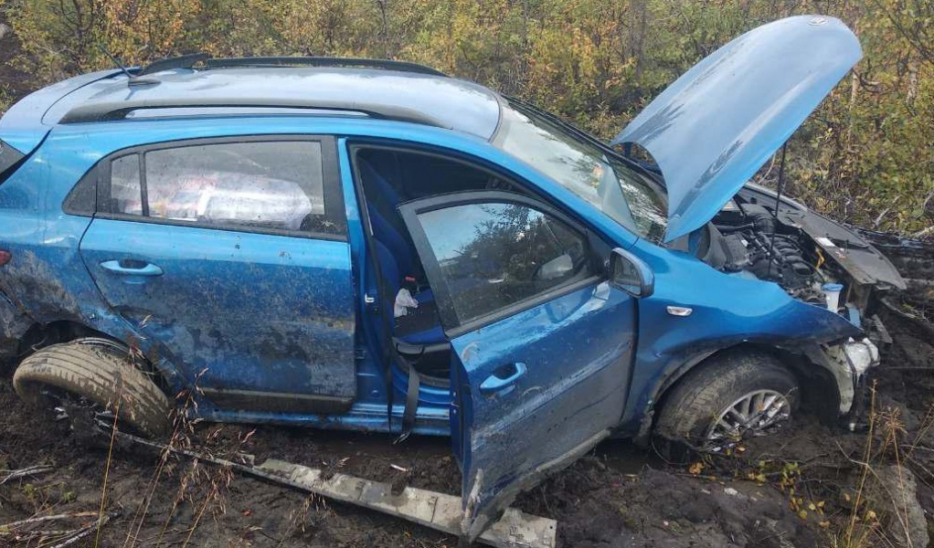 В Мурманской области легковой автомобиль улетел в кювет ДТП