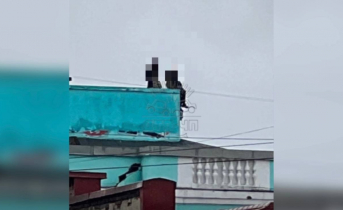 На крышу в центре Мурманска залезли подростки Опасное развлечение