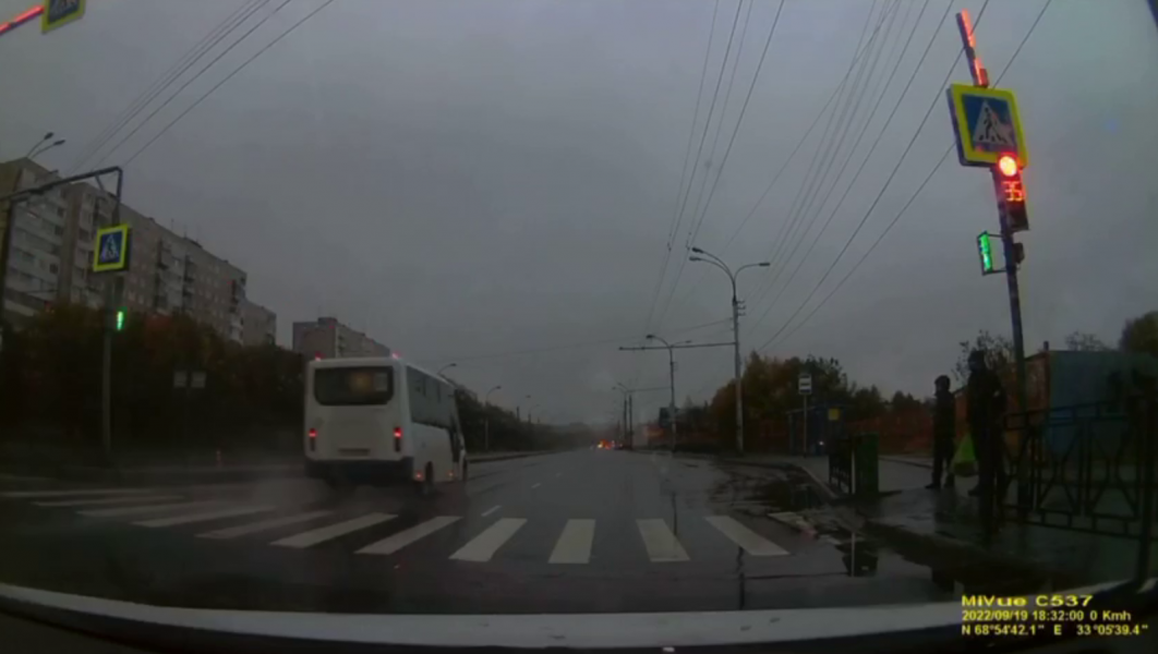 «Дорогу страшно переходить». Опасный маневр маршрутки в Мурманске попал на видео Дорога