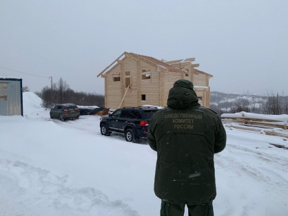 Мужчина сорвался с крыши и погиб в Мурманске Дом