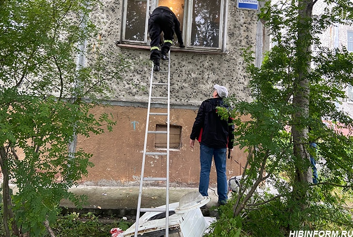 Ребенок на подоконнике Спасатели