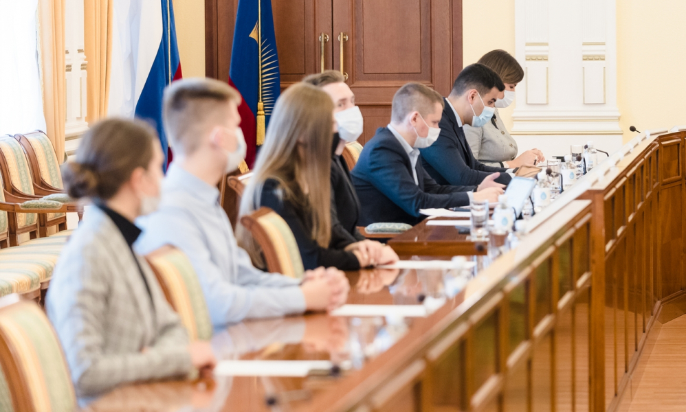 Мурманские школьники провели рабочий день в правительстве Совещание