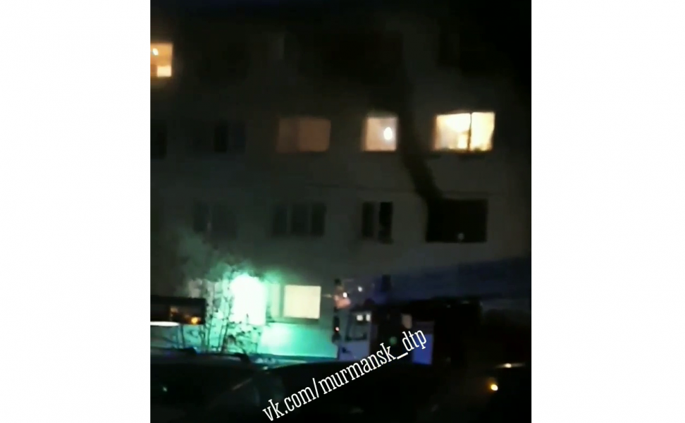 Момент пожара в жилом доме в Мурманске попал на видео пожар