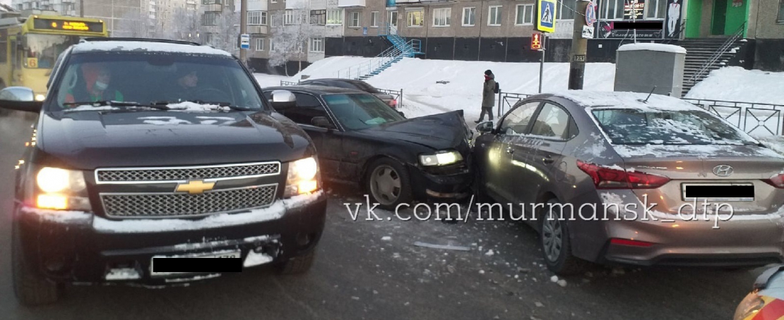 Жесткое лобовое столкновение двух автомобилей произошло в Мурманске Авария