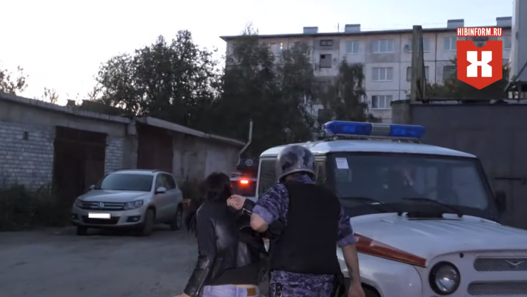 Агрессивную северянку вывели из бара в наручниках Задержание