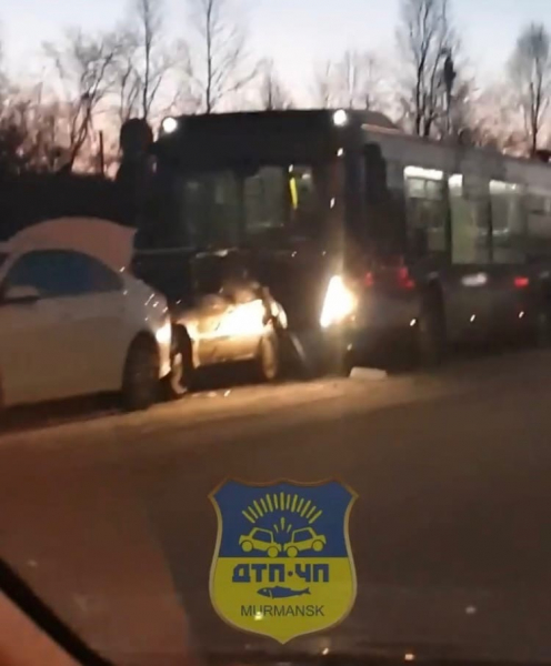 Соцсети: под Мурманском столкнулись 4 автомобиля и автобус Соцсети: под Мурманском столкнулись 4 автомобиля и автобус