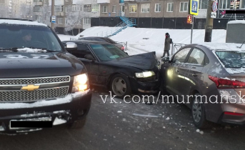 Жесткое лобовое столкновение двух автомобилей произошло в Мурманске Авария