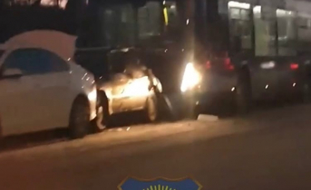 Соцсети: под Мурманском столкнулись 4 автомобиля и автобус Соцсети: под Мурманском столкнулись 4 автомобиля и автобус