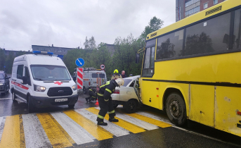 Момент тарана автобусом автомобиля в Мурманской области попал на видео ДТП
