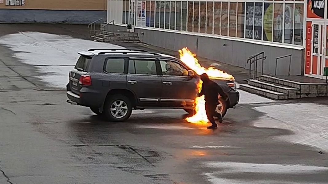 Момент поджога автомобиля в Мурманской области попал на видео Поджог
