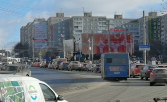 Водители застряли в пробке на перекрестке в Мурманске Пробка
