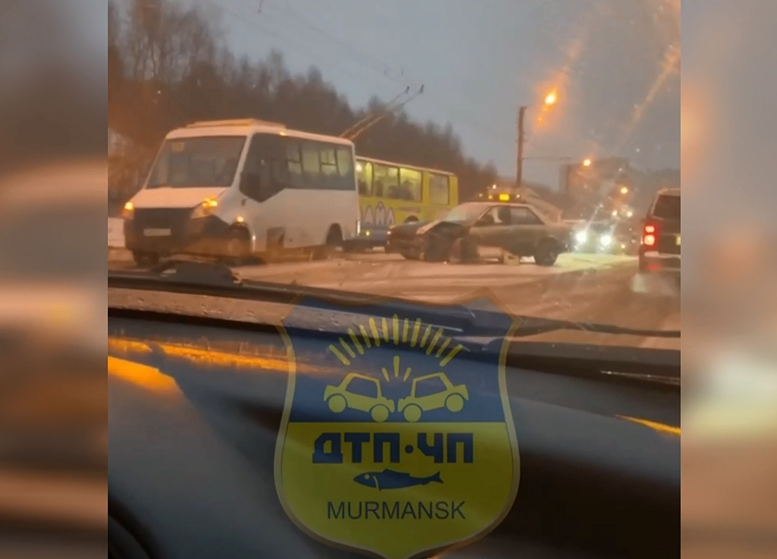 Последствия массового ДТП в Мурманске попали на видео ДТП
