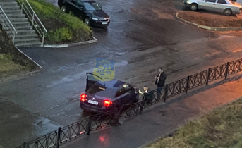 В Мурманске автомобиль протаранил ограждение ДТП
