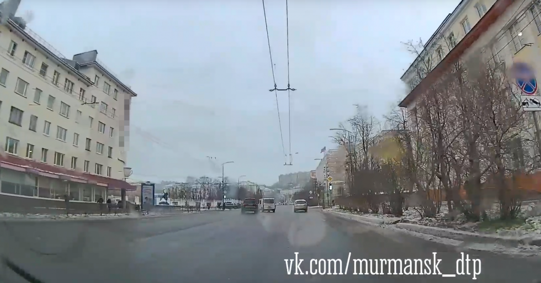 Водитель чудом избежал аварии в центре Мурманска Мурманск