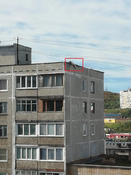 «Он может сорваться вниз». Северян предупредили об опасности в мурманском дворе Крыша