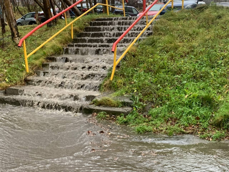 В Мурманске из-за ливня появился зрелищный водопад Водопад