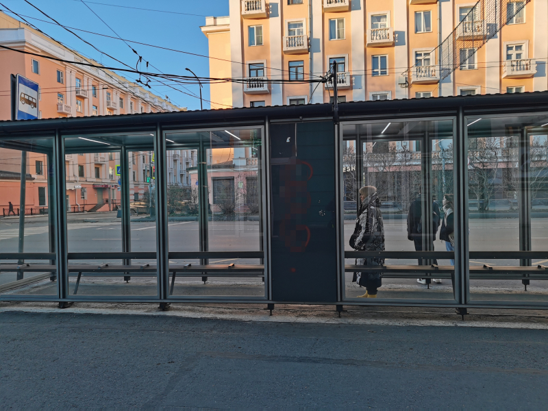 Вандалы испортили новую остановку в Мурманске Остановка