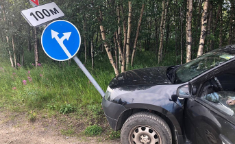 На трассе в Мурманской области автомобиль протаранил дорожный знак ДТП