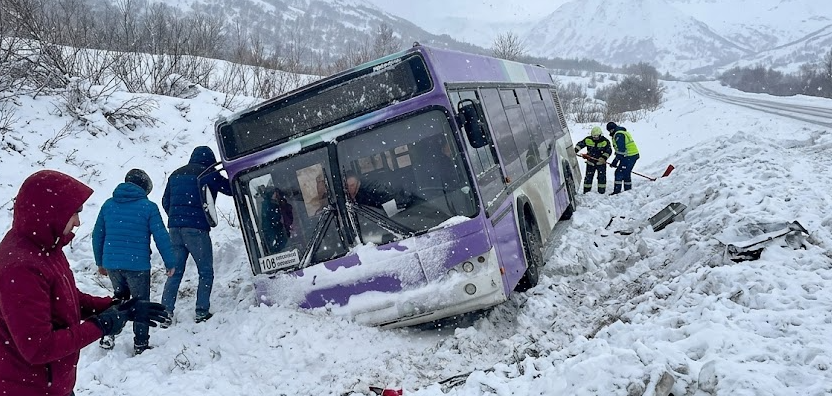 Северяне бросились спасать людей из автобуса в кювете. Водители стали героями соцсети 