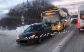 Соцсети: в центре Мурманска произошла авария с участием троллейбуса ДТП