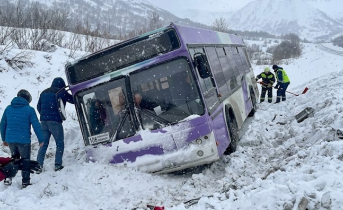 Северяне бросились спасать людей из автобуса в кювете. Водители стали героями соцсети Северяне бросились спасать людей из автобуса в кювете. Водители стали героями соцсети