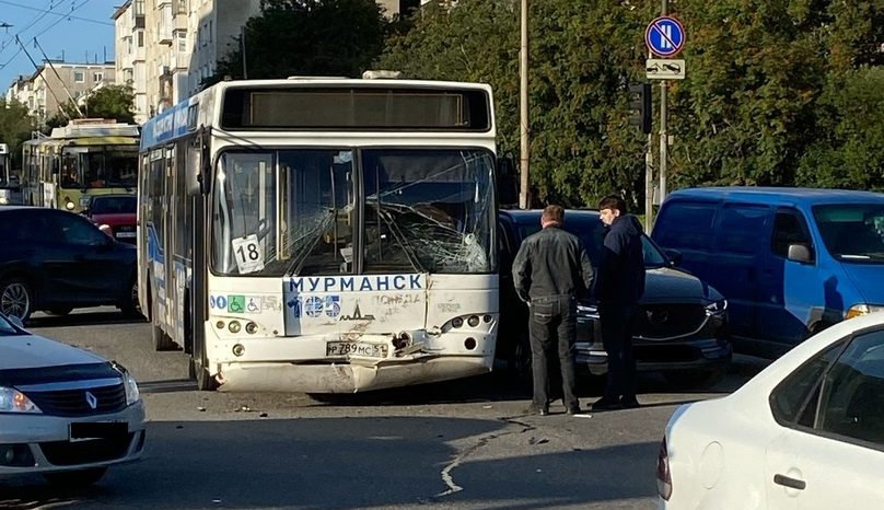 В Мурманске на перекрестке разбился автобус №18 ДТП