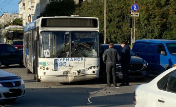 В Мурманске на перекрестке разбился автобус №18 ДТП