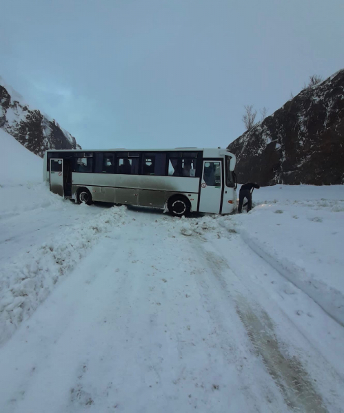 Рейсовый автобус с туристами развернуло на трассе в Мурманской области Автобус
