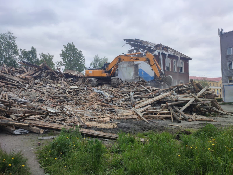 В Мурманской области снесли двухэтажный дом Снесли дом