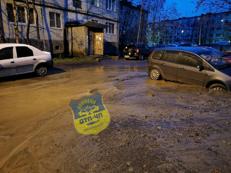 В Мурманске прорвало водопроводную трубу с холодной водой Дорога