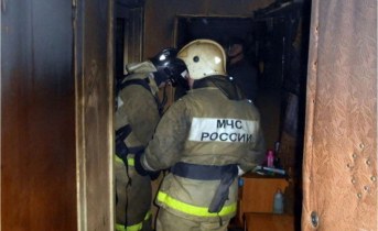 В подъезде жилого дома в Мурманске загорелся мусор Пожарные