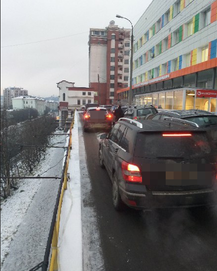 «Оставайтесь людьми». Поступок мужчины возмутил северян в Мурманске Пробка