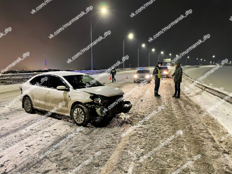 В Мурманске автомобиль развернуло на дороге ДТП